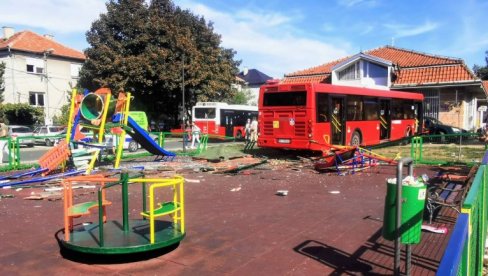 ZAVRŠENO VEŠTAČENJE AUTOBUSA: Vozilo koje je uletelo u dečje igralište u Zemunu bilo ispravno ZAVRŠENO VEŠTAČENJE AUTOBUSA: Vozilo koje je uletelo u dečje igralište u Zemunu bilo ispravno