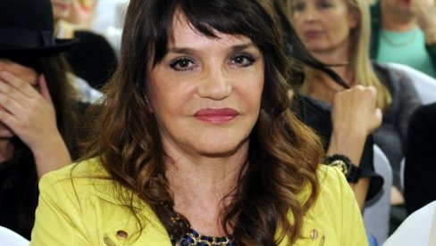 ДАНИЦА ДРАШКОВИЋ НАПРАВИЛА ХАОС НА ЧУКАРИЦИ: Изгубила контролу, па својим пежоом ударила у паркиране аутомобиле ДАНИЦА ДРАШКОВИЋ НАПРАВИЛА ХАОС НА ЧУКАРИЦИ: Изгубила контролу, па својим пежоом ударила у паркиране аутомобиле