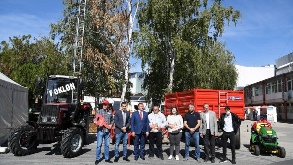 УРУЧЕНЕ МАШИНЕ ИЗ ПОКЛОН ИГРЕ ПОЉОПРИВРЕДНОГ САЈМА: Трактор иде у Срем, сејалица у Бачку, а косилица у Нишавски округ УРУЧЕНЕ МАШИНЕ ИЗ ПОКЛОН ИГРЕ ПОЉОПРИВРЕДНОГ САЈМА: Трактор иде у Срем, сејалица у Бачку, а косилица у Нишавски округ