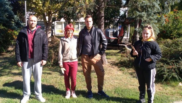 ЗА ДРВЕЋЕ НЕМА СПАСА: Еколошки активисти у Пожаревцу покушавају да одбране десетине стабала од сече ЗА ДРВЕЋЕ НЕМА СПАСА: Еколошки активисти у Пожаревцу покушавају да одбране десетине стабала од сече