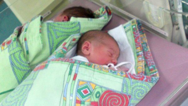 БЕБЕ ПОРАСТУ ДОК ПОМОЋ СТИГНЕ: Удружење из Врбаса тражи бржу исплату накнаде за новорођенчад, у СО одбацују критике БЕБЕ ПОРАСТУ ДОК ПОМОЋ СТИГНЕ: Удружење из Врбаса тражи бржу исплату накнаде за новорођенчад, у СО одбацују критике