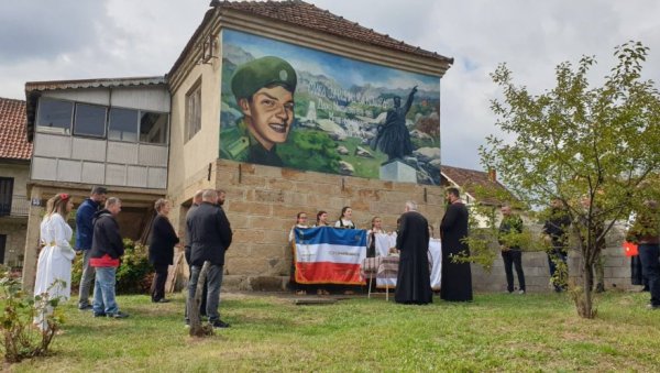 СЕЋАЊЕ НА ДИВ-ЈУНАКА СА КОШАРА: Дарку Милошевићу осликан мурал у центру Љига, у улици која носи његово име СЕЋАЊЕ НА ДИВ-ЈУНАКА СА КОШАРА: Дарку Милошевићу осликан мурал у центру Љига, у улици која носи његово име