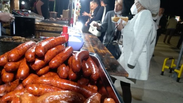 ПОТЕКЛО ПИВО ИЗ ФЕСТИВАЛСКОГ БУРЕТА: Почео шести по реду Новосадски Октоберфест ПОТЕКЛО ПИВО ИЗ ФЕСТИВАЛСКОГ БУРЕТА: Почео шести по реду Новосадски Октоберфест