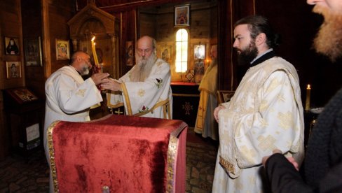 SVE JE SPREMNO ZA DOČEK PATRIJARHA: U Beranama liturgiju služio vladika Jovan, očekuje se prisustvo više hiljada vernika (FOTO) SVE JE SPREMNO ZA DOČEK PATRIJARHA: U Beranama liturgiju služio vladika Jovan, očekuje se prisustvo više hiljada vernika (FOTO)