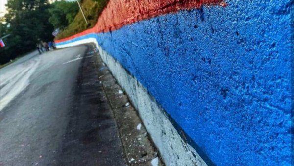 НАЈВЕЋА ТРОБОЈКА У ЦРНОЈ ГОРИ: На брду изнад Берана постављен и крст висине 15 метара у част прве посете патријарха Порфирија (ФОТО) НАЈВЕЋА ТРОБОЈКА У ЦРНОЈ ГОРИ: На брду изнад Берана постављен и крст висине 15 метара у част прве посете патријарха Порфирија (ФОТО)