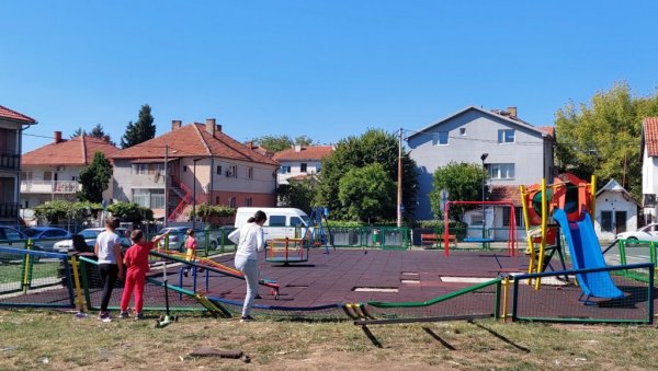 ОТОЦИ СА ГЛАВЕ ПОЛАКО ПРОЛАЗЕ: Породица повређене девојчице (2) у Земуну и даље у шоку после језиве несреће ОТОЦИ СА ГЛАВЕ ПОЛАКО ПРОЛАЗЕ: Породица повређене девојчице (2) у Земуну и даље у шоку после језиве несреће