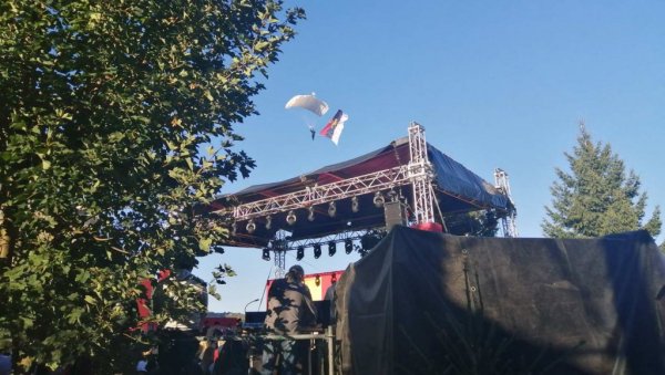 СКОК ЗА ПАТРИЈАРХОВУ ДОБРОДОШЛИЦУ: Епископ Јован скочио падобраном (ФОТО) СКОК ЗА ПАТРИЈАРХОВУ ДОБРОДОШЛИЦУ: Епископ Јован скочио падобраном (ФОТО)