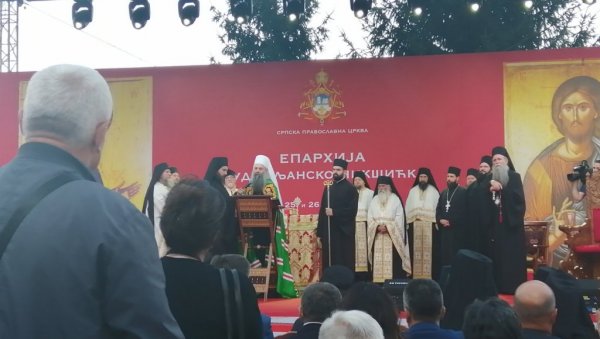 ЖИВ ЈЕ БОГ, ЈЕР ЈЕ ЖИВА ВАША ВЕРА: Беседа патријарха Порфирија у порти манастира Ђурђеви Ступови (ВИДЕО) ЖИВ ЈЕ БОГ, ЈЕР ЈЕ ЖИВА ВАША ВЕРА: Беседа патријарха Порфирија у порти манастира Ђурђеви Ступови (ВИДЕО)