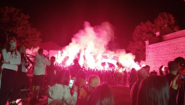 ВЕЛИЧАНСТВЕНЕ СЦЕНЕ У БЕРАНАМА: Српски род се весели - вијоре се тробојке, бакље осветлеле небо изнад града (ФОТО) ВЕЛИЧАНСТВЕНЕ СЦЕНЕ У БЕРАНАМА: Српски род се весели - вијоре се тробојке, бакље осветлеле небо изнад града (ФОТО)