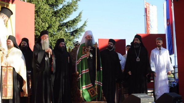 ПАТРИЈАРХ У ЂУРЂЕВИМ СТУПОВИМА: Десет хиљада верника дочекало Порфирија, народ са тробојкама клицао Косово је срце Србије (ФОТО) ПАТРИЈАРХ У ЂУРЂЕВИМ СТУПОВИМА: Десет хиљада верника дочекало Порфирија, народ са тробојкама клицао Косово је срце Србије (ФОТО)