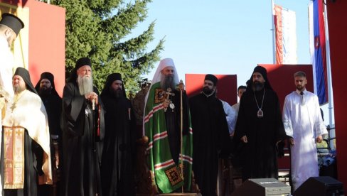 PATRIJARH U ĐURĐEVIM STUPOVIMA: Deset hiljada vernika dočekalo Porfirija, narod sa trobojkama klicao Kosovo je srce Srbije (FOTO) PATRIJARH U ĐURĐEVIM STUPOVIMA: Deset hiljada vernika dočekalo Porfirija, narod sa trobojkama klicao Kosovo je srce Srbije (FOTO)