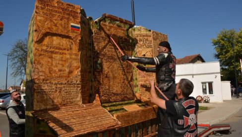 ПОТРЕСНЕ СЦЕНЕ У КРУШЕВЦУ: Обележено 40 година од оснивања 125.моторизоване бригаде-дуборез (ФОТО/ВИДЕО) ПОТРЕСНЕ СЦЕНЕ У КРУШЕВЦУ: Обележено 40 година од оснивања 125.моторизоване бригаде-дуборез (ФОТО/ВИДЕО)