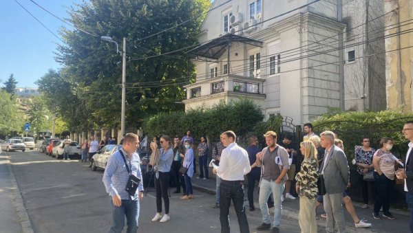 ВРАЧАРЦИМА ДРАГОЦЕНА СТАРА ЗДАЊА: Испред Тополске 19 скуп заинтересованих за амбијенталне целине ВРАЧАРЦИМА ДРАГОЦЕНА СТАРА ЗДАЊА: Испред Тополске 19 скуп заинтересованих за амбијенталне целине