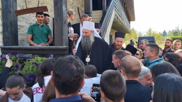 ДИРЉИВ ПРИЗОР ИСПРЕД ЂУРЂЕВИХ СТУПОВА: Хиљаде верника поздравило патријарха Порфирија (ВИДЕО) ДИРЉИВ ПРИЗОР ИСПРЕД ЂУРЂЕВИХ СТУПОВА: Хиљаде верника поздравило патријарха Порфирија (ВИДЕО)