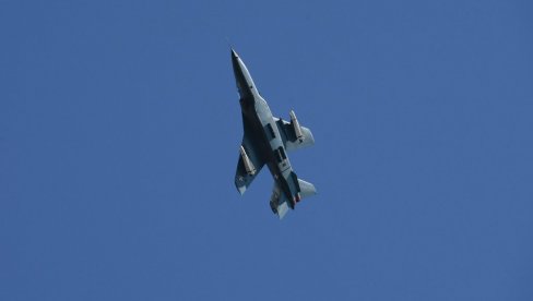 СРПСКИ ОРЛОВИ ПАТРОЛИРАРАЈУ ИЗНАД ЈАРИЊА: Грађани аплаузима поздрављају авионе (ВИДЕО) СРПСКИ ОРЛОВИ ПАТРОЛИРАРАЈУ ИЗНАД ЈАРИЊА: Грађани аплаузима поздрављају авионе (ВИДЕО)