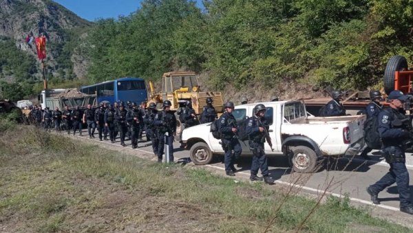СМЕНА СПЕЦИЈАЛАЦА НА ЈАРИЊУ: Срби и даље на барикадама, не намеравају да одустану (ФОТО/ВИДЕО) СМЕНА СПЕЦИЈАЛАЦА НА ЈАРИЊУ: Срби и даље на барикадама, не намеравају да одустану (ФОТО/ВИДЕО)