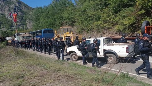 СМЕНА СПЕЦИЈАЛАЦА НА ЈАРИЊУ: Срби и даље на барикадама, не намеравају да одустану (ФОТО/ВИДЕО) СМЕНА СПЕЦИЈАЛАЦА НА ЈАРИЊУ: Срби и даље на барикадама, не намеравају да одустану (ФОТО/ВИДЕО)