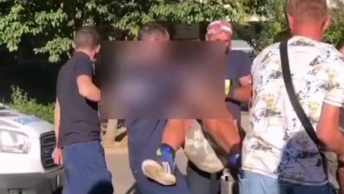 ДРАМА У БАРУ: Ватрогасци извукли човека из подземног контејнера - Био је заглављен између вреће смећа и зида ДРАМА У БАРУ: Ватрогасци извукли човека из подземног контејнера - Био је заглављен између вреће смећа и зида
