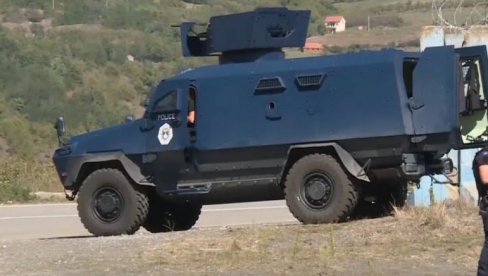 DRAMATIČNA SCENA NA JARINJU: Albanci dovezli oklopno vozilo sa puškomitraljezom, naoružani do zuba! (FOTO) DRAMATIČNA SCENA NA JARINJU: Albanci dovezli oklopno vozilo sa puškomitraljezom, naoružani do zuba! (FOTO)