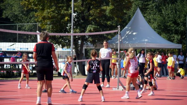 МЛАДИ “ОКУПИРАЛИ” АДУ ЦИГАНЛИЈУ: Сајам спорта привукао малишане да уживају у бројним програмима МЛАДИ “ОКУПИРАЛИ” АДУ ЦИГАНЛИЈУ: Сајам спорта привукао малишане да уживају у бројним програмима