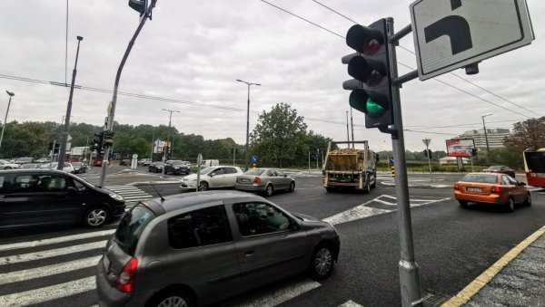 НИЈЕ ЈАСНО КО ИМА ПРЕДНОСТ: Раскрсница Црнотравске са Бахтијара Вагабзадеа збуњује, возачи не знају који саобраћајни знак да поштују НИЈЕ ЈАСНО КО ИМА ПРЕДНОСТ: Раскрсница Црнотравске са Бахтијара Вагабзадеа збуњује, возачи не знају који саобраћајни знак да поштују