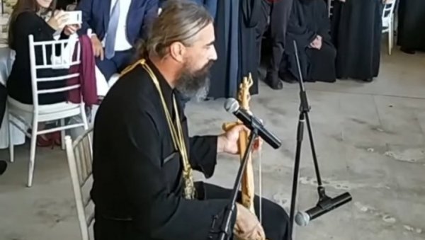 АПЛАУЗ ЗА ВЛАДИКУ: Методије одушевио гуслањем на ручку после устоличења (ВИДЕО) АПЛАУЗ ЗА ВЛАДИКУ: Методије одушевио гуслањем на ручку после устоличења (ВИДЕО)