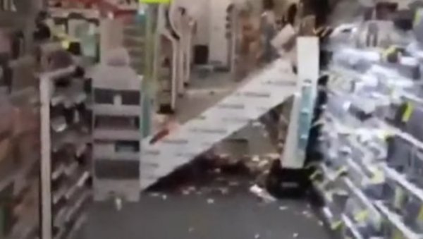 УЗНЕМИРУЈУЋИ СНИМЦИ ЗЕМЉОТРЕСА НА КРИТУ: Оштећене зграде и цркве - Људи заробљени у рушевинама (ВИДЕО) УЗНЕМИРУЈУЋИ СНИМЦИ ЗЕМЉОТРЕСА НА КРИТУ: Оштећене зграде и цркве - Људи заробљени у рушевинама (ВИДЕО)