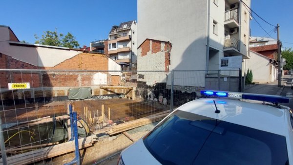 СЛИКЕ И СНИМЦИ СА МЕСТА НЕСРЕЋЕ НА ВОЖДОВЦУ - Комшије: Чули смо да неко вришти и видели ватрогасце који су извлачили радника (ФОТО/ВИДЕО) СЛИКЕ И СНИМЦИ СА МЕСТА НЕСРЕЋЕ НА ВОЖДОВЦУ - Комшије: Чули смо да неко вришти и видели ватрогасце који су извлачили радника (ФОТО/ВИДЕО)