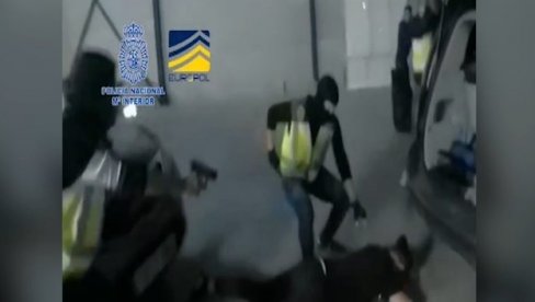 СРПСКА ПОЛИЦИЈА У МЕЂУНАРОДНОЈ АКЦИЈИ: Заплењено 2,6 тона кокаина, ухапшена 61 особа у осам држава (ВИДЕО) СРПСКА ПОЛИЦИЈА У МЕЂУНАРОДНОЈ АКЦИЈИ: Заплењено 2,6 тона кокаина, ухапшена 61 особа у осам држава (ВИДЕО)