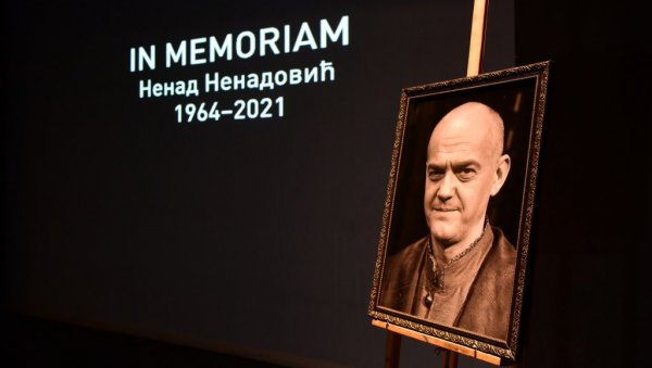 КОМЕМОРАЦИЈА НЕНАДУ НЕНАДОВИЋУ: Ћерке и супруга сломљене од бола, глумци у сузама одају последњу почаст вечитом дечаку сцене (ФОТО/ВИДЕО) КОМЕМОРАЦИЈА НЕНАДУ НЕНАДОВИЋУ: Ћерке и супруга сломљене од бола, глумци у сузама одају последњу почаст вечитом дечаку сцене (ФОТО/ВИДЕО)
