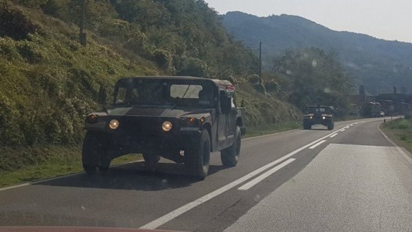ПРИПАДНИЦИ КФОРА СТИГЛИ НА ЈАРИЊЕ: Војници на административном прелазу (ФОТО) ПРИПАДНИЦИ КФОРА СТИГЛИ НА ЈАРИЊЕ: Војници на административном прелазу (ФОТО)