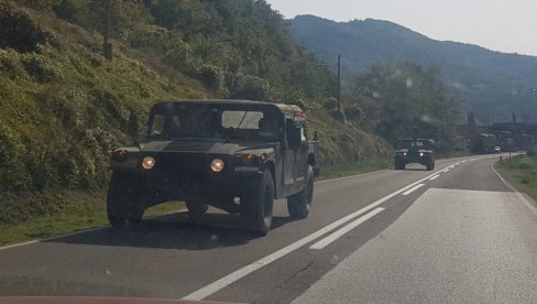 ПРИПАДНИЦИ КФОРА СТИГЛИ НА ЈАРИЊЕ: Војници на административном прелазу (ФОТО) ПРИПАДНИЦИ КФОРА СТИГЛИ НА ЈАРИЊЕ: Војници на административном прелазу (ФОТО)