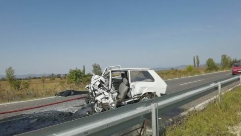 TEŠKA SAOBRAĆAJNA NESREĆA KOD NIŠA: U sudaru putničkog i teretnog vozila poginule dve osobe TEŠKA SAOBRAĆAJNA NESREĆA KOD NIŠA: U sudaru putničkog i teretnog vozila poginule dve osobe