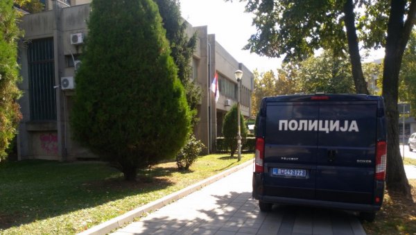 УЖАС У ЗЕМУНУ: Полиција у стану затекла мртву жену (27) с тешким повредама главе и повезима преко уста УЖАС У ЗЕМУНУ: Полиција у стану затекла мртву жену (27) с тешким повредама главе и повезима преко уста