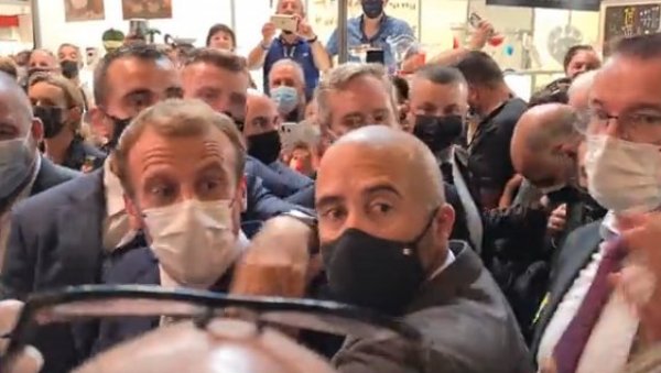 МАКРОН ПОНОВО НАПАДНУТ: После шамара, председника Француске гађали у Лиону (ВИДЕО) МАКРОН ПОНОВО НАПАДНУТ: После шамара, председника Француске гађали у Лиону (ВИДЕО)