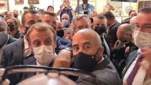 МАКРОН ПОНОВО НАПАДНУТ: После шамара, председника Француске гађали у Лиону (ВИДЕО) МАКРОН ПОНОВО НАПАДНУТ: После шамара, председника Француске гађали у Лиону (ВИДЕО)