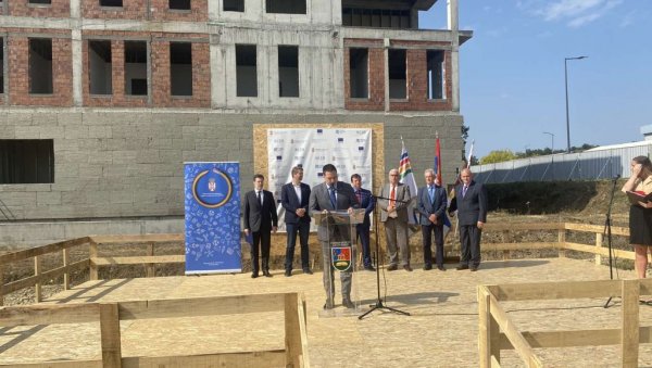 СРБИЈА ЋЕ БИТИ ЦЕНТАР БИОТЕХНОЛОГИЈЕ: Настављена изградња Центра изврсности у Крагујевцу СРБИЈА ЋЕ БИТИ ЦЕНТАР БИОТЕХНОЛОГИЈЕ: Настављена изградња Центра изврсности у Крагујевцу