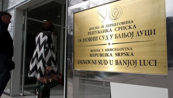ЗБОГ БЕКСТВА ПЕДОФИЛА СУСПЕНДОВАНИ ПОЛИЦАЈЦИ: Мишковић није био везан лисицама, остављен без надзора, па искочио кроз прозор (ФОТО/ВИДЕО) ЗБОГ БЕКСТВА ПЕДОФИЛА СУСПЕНДОВАНИ ПОЛИЦАЈЦИ: Мишковић није био везан лисицама, остављен без надзора, па искочио кроз прозор (ФОТО/ВИДЕО)
