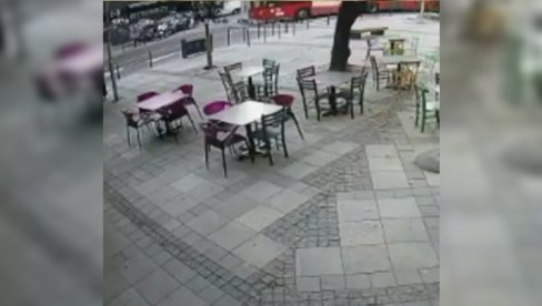 SNIMAK STRAVIČNOG UDESA U BEOGRADU: Vozač u punoj brzini izleteo iz raskrsnice i udario u zgradu (VIDEO) SNIMAK STRAVIČNOG UDESA U BEOGRADU: Vozač u punoj brzini izleteo iz raskrsnice i udario u zgradu (VIDEO)