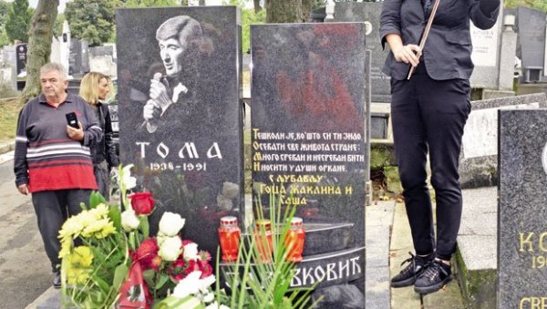 ТОМА БИ ТРИ ПУТА ПОГЛЕДАО ФИЛМ О СЕБИ: Менаџер Бане Обрадовић, за Новости, пред 30. годишњицу смрти легендарног певача ТОМА БИ ТРИ ПУТА ПОГЛЕДАО ФИЛМ О СЕБИ: Менаџер Бане Обрадовић, за Новости, пред 30. годишњицу смрти легендарног певача
