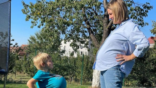 СИТНО ДО ПОРОЂАЈА: Маријана Мићић ужива у последњим данима трудноће СИТНО ДО ПОРОЂАЈА: Маријана Мићић ужива у последњим данима трудноће