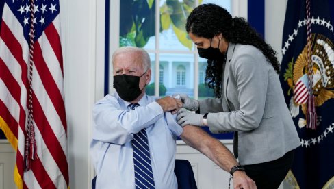 БАЈДЕН ПРИМИО ТРЕЋУ ДОЗУ: Председник САД позвао грађане на вакцинацију (ФОТО) БАЈДЕН ПРИМИО ТРЕЋУ ДОЗУ: Председник САД позвао грађане на вакцинацију (ФОТО)