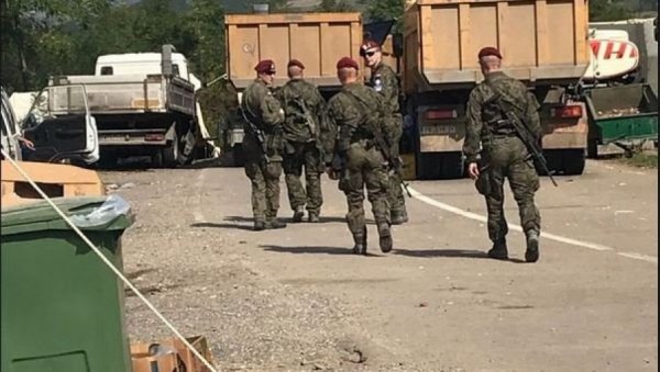 КФОР СЕ ПРЕНУО - ВИДЕ ДА БЕОГРАД НЕ ИДЕ НА БЛЕФ: Војници међународне мисије коначно се појавили у близини Јариња КФОР СЕ ПРЕНУО - ВИДЕ ДА БЕОГРАД НЕ ИДЕ НА БЛЕФ: Војници међународне мисије коначно се појавили у близини Јариња