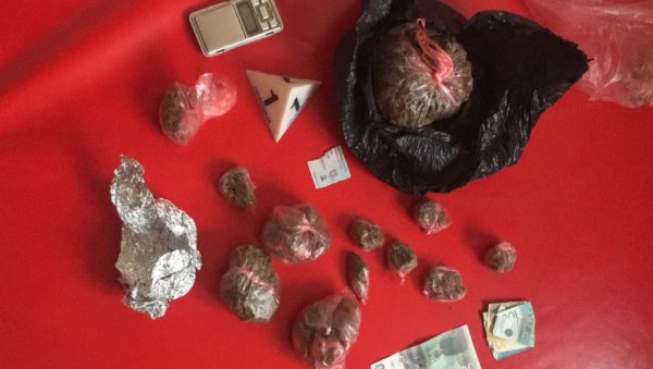 ХАПШЕЊЕ У МАКЕДОНСКОЈ УЛИЦИ: Пронађено 350 грама марихуане ХАПШЕЊЕ У МАКЕДОНСКОЈ УЛИЦИ: Пронађено 350 грама марихуане
