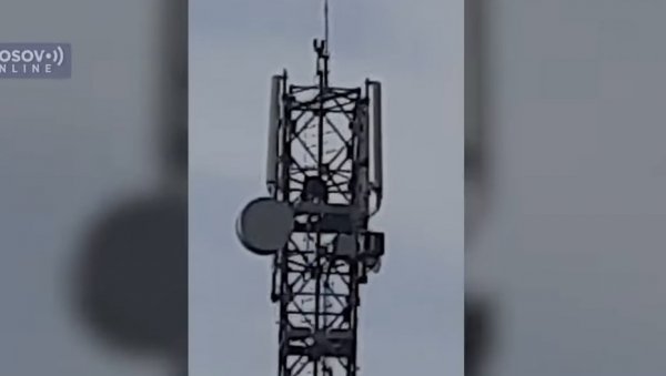 НОВА ПРОВОКАЦИЈА: Ватрогасци и тзв. Косовска полиција скинули и бацили српску заставу са репетитора у Врбовцу НОВА ПРОВОКАЦИЈА: Ватрогасци и тзв. Косовска полиција скинули и бацили српску заставу са репетитора у Врбовцу
