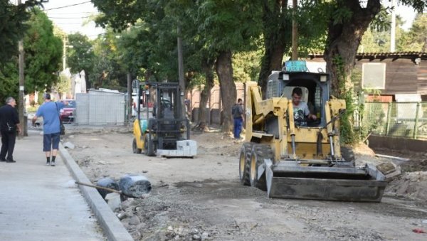 КАЛДРМА ЗА ЈОШ ТРИ УЛИЦЕ: Путари раде на Гардошу КАЛДРМА ЗА ЈОШ ТРИ УЛИЦЕ: Путари раде на Гардошу