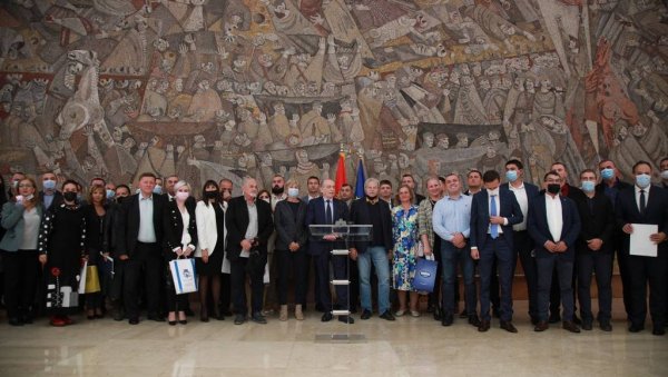 МИХОЉСКИ СУСРЕТИ У 961 СЕЛУ: Потписани уговори за доделу новца локалним самоуправама МИХОЉСКИ СУСРЕТИ У 961 СЕЛУ: Потписани уговори за доделу новца локалним самоуправама