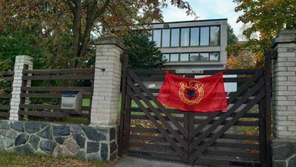 ПРОВОКАЦИЈА: Заставу терористичке ОВК непознати починиоци поставили на зграду амбасаде Србије ПРОВОКАЦИЈА: Заставу терористичке ОВК непознати починиоци поставили на зграду амбасаде Србије