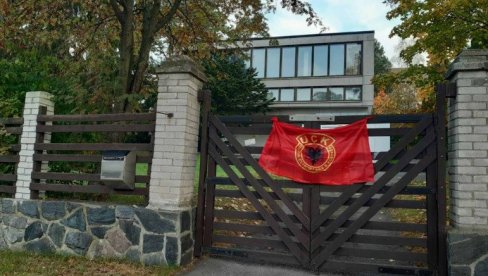 PROVOKACIJA: Zastavu terorističke OVK nepoznati počinioci postavili na zgradu ambasade Srbije PROVOKACIJA: Zastavu terorističke OVK nepoznati počinioci postavili na zgradu ambasade Srbije