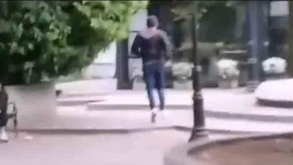 ОПРЕЗ: Овако изгледа манијак који напада девојке по Београду - Снимљен је док бежи (ФОТО) ОПРЕЗ: Овако изгледа манијак који напада девојке по Београду - Снимљен је док бежи (ФОТО)